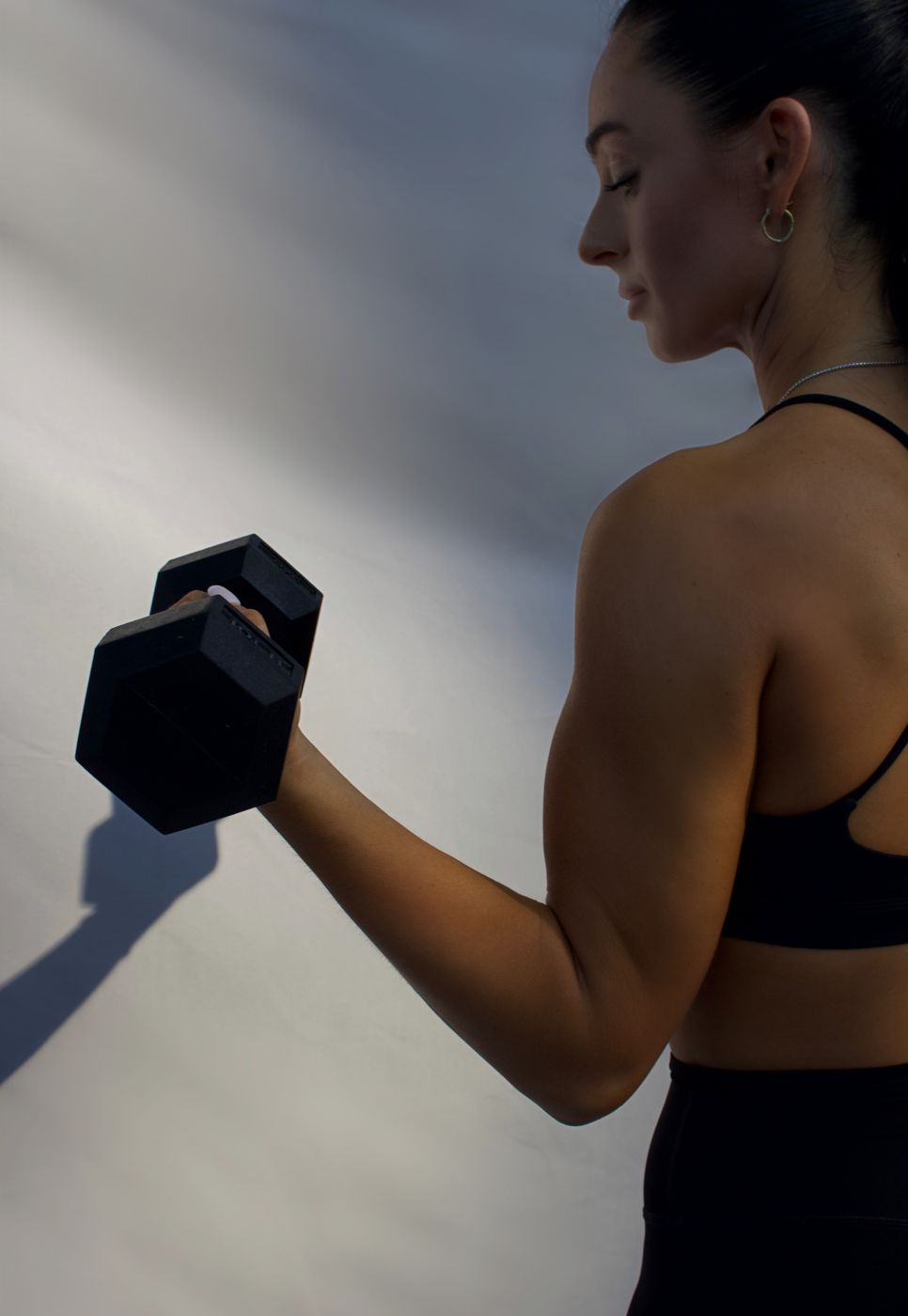 Bicep curl with a hex dumbbell